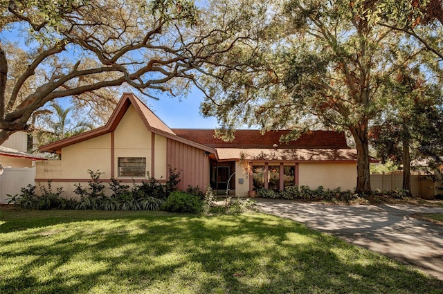 single story home featuring a front yard