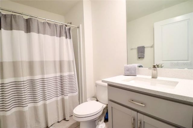 bathroom with a shower with curtain, vanity, and toilet