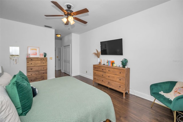 bedroom featuring ceiling fan, dark wood-type flooring, and a closet