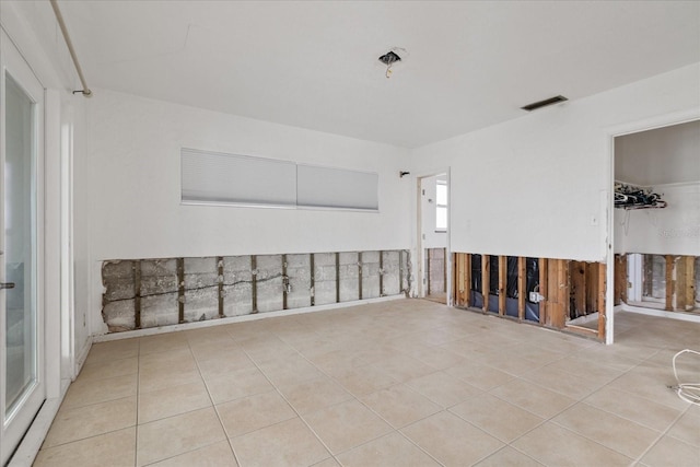 unfurnished room featuring light tile patterned floors