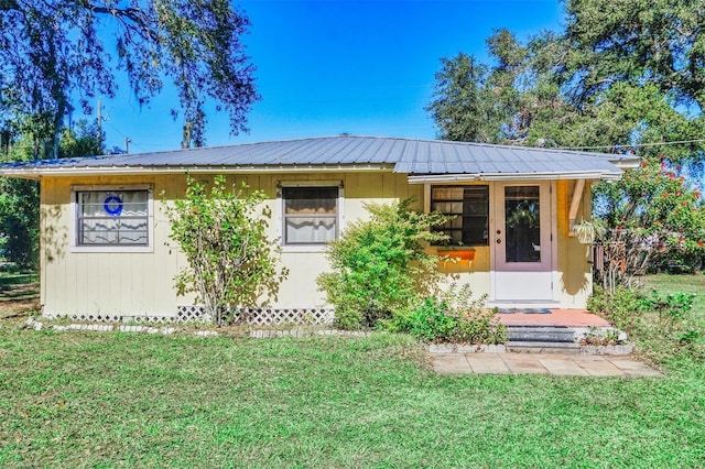 view of front of home with a front lawn