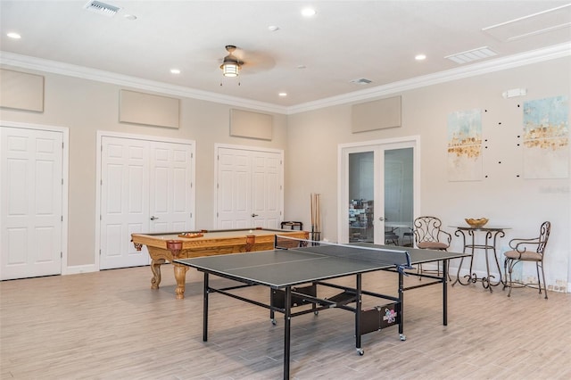 game room with ceiling fan, light wood-type flooring, crown molding, and pool table