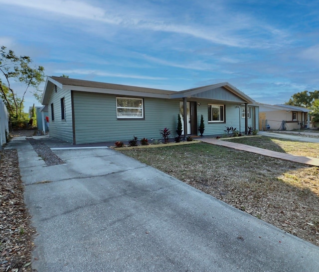 single story home featuring a front yard