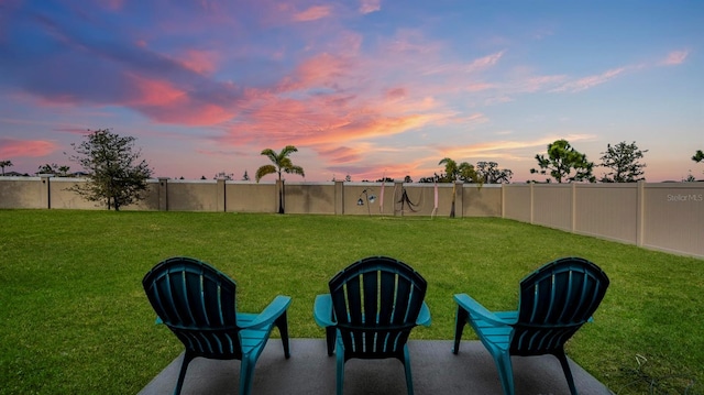 view of yard at dusk