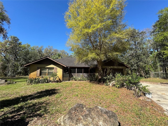 single story home featuring a front lawn