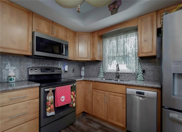 kitchen featuring sink, dark hardwood / wood-style floors, backsplash, light brown cabinetry, and appliances with stainless steel finishes