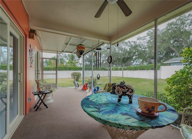 sunroom with ceiling fan