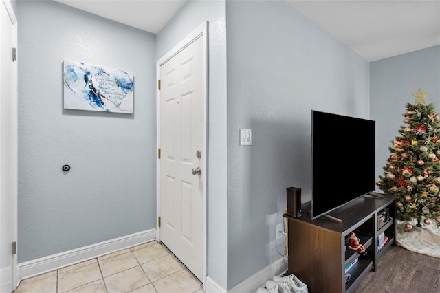 entrance foyer featuring baseboards and light tile patterned floors