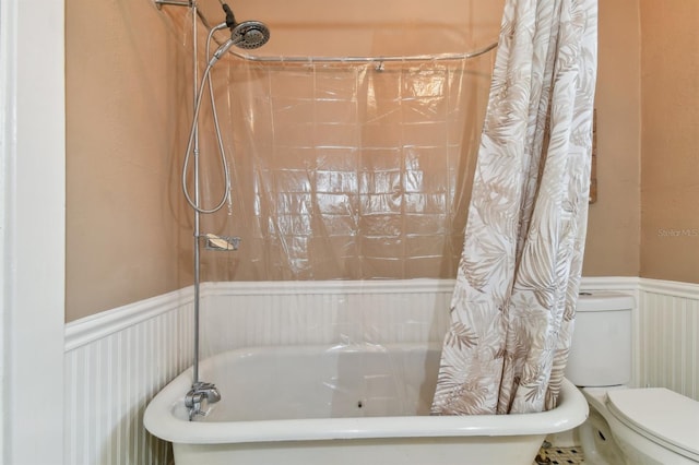 bathroom featuring shower / tub combo with curtain and toilet