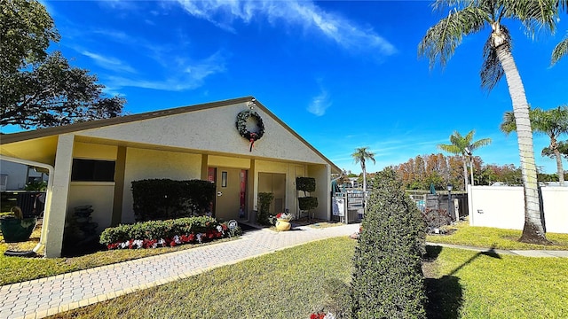 view of front facade with a front yard