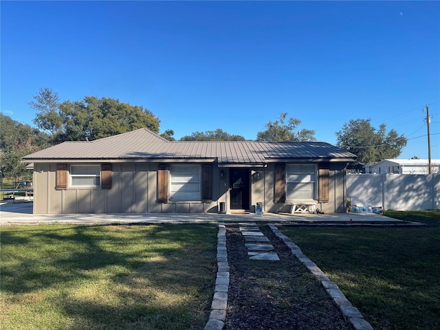 view of front of home featuring a front yard