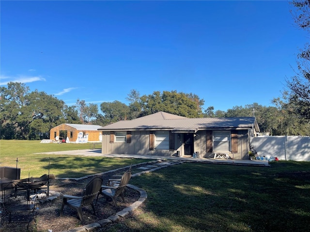 view of front of home featuring a front lawn