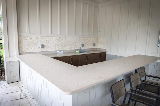 kitchen with decorative backsplash and kitchen peninsula