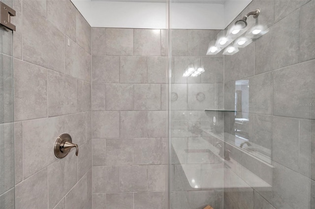 bathroom featuring tiled shower