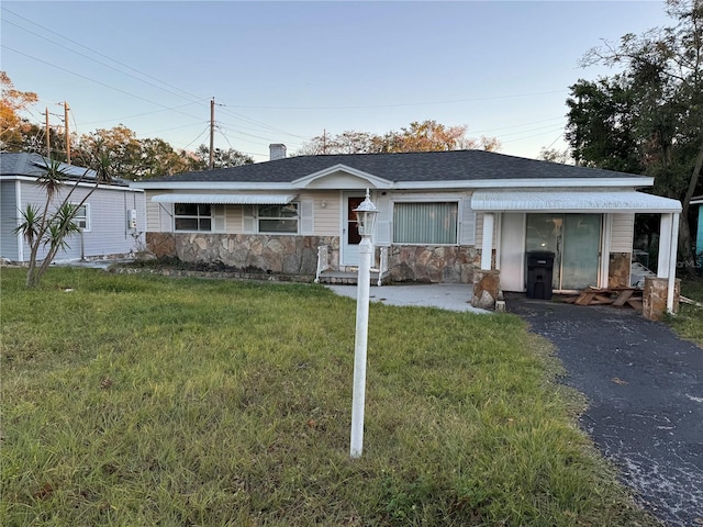 single story home featuring a front yard