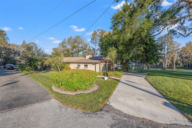 view of front of property featuring a front yard