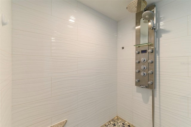 bathroom featuring tiled shower