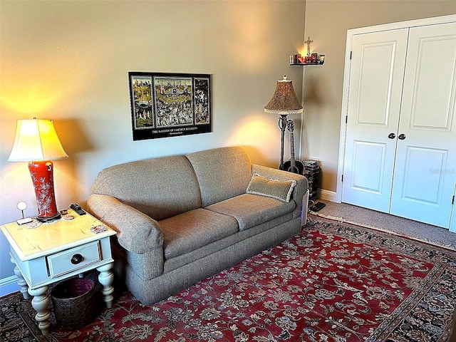 living area with carpet flooring and baseboards