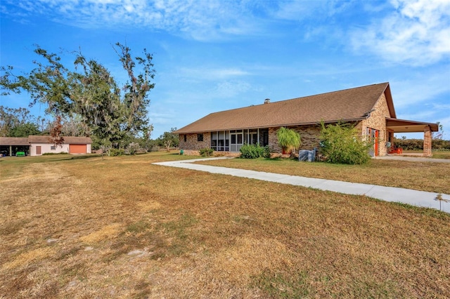 single story home with a front lawn