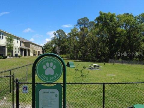 view of property's community featuring a lawn