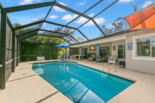 view of swimming pool featuring glass enclosure, an outdoor living space, ceiling fan, and a patio