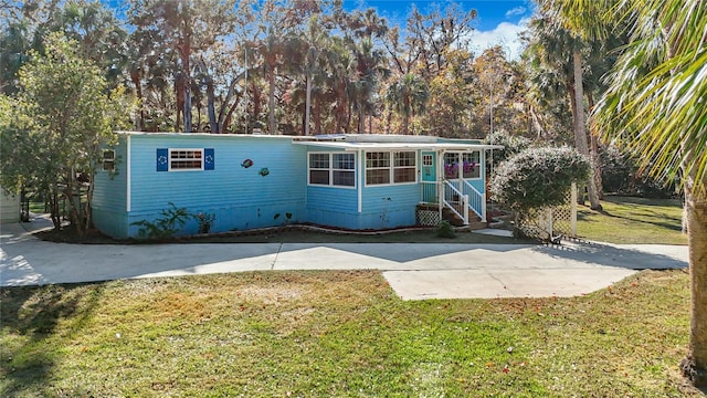 manufactured / mobile home with a front lawn