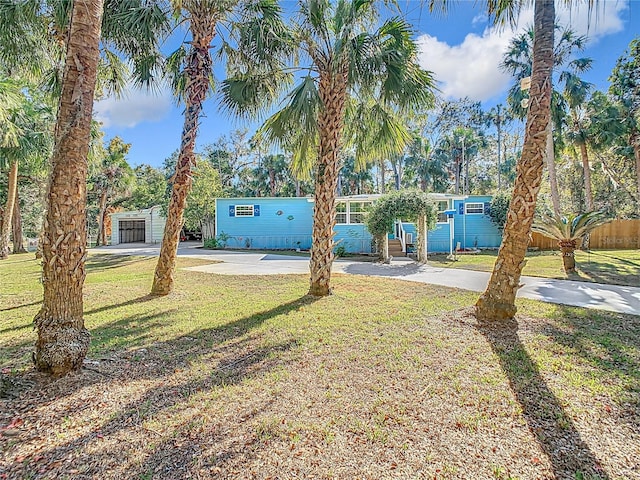 view of front of property featuring a front lawn