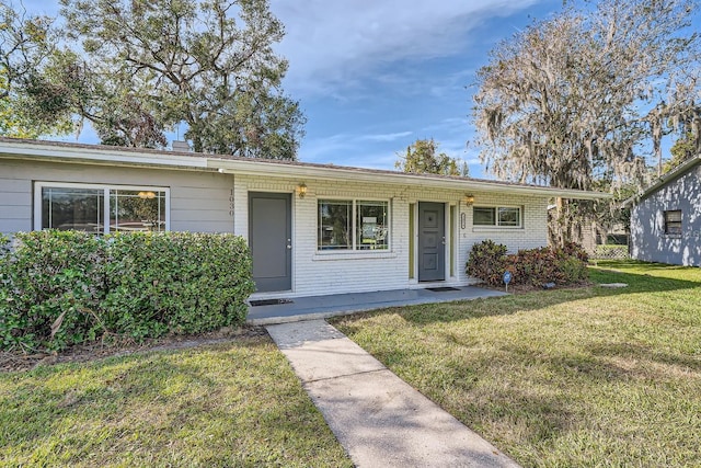 single story home with a front yard