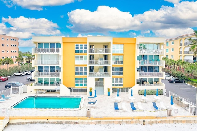 view of swimming pool