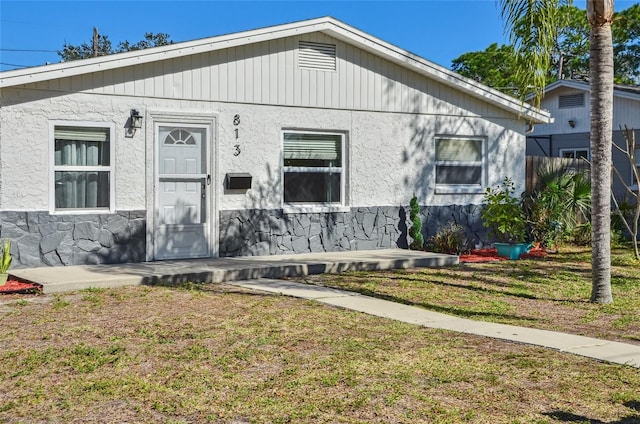 bungalow featuring a front yard