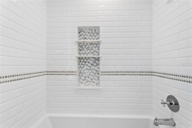 bathroom with tiled shower / bath