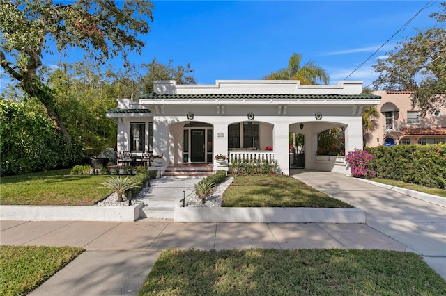 view of front of house featuring covered porch and a front yard