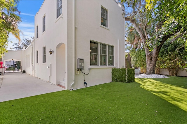 view of side of property featuring a yard