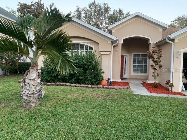 view of front of house with a front lawn