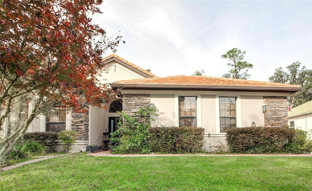 view of front facade featuring a front lawn