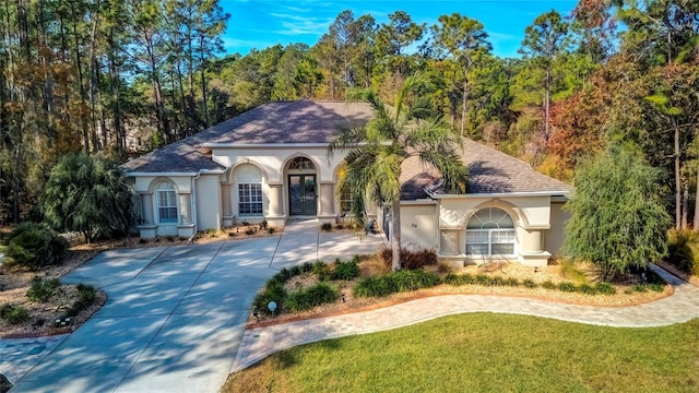 view of front of property with a front yard