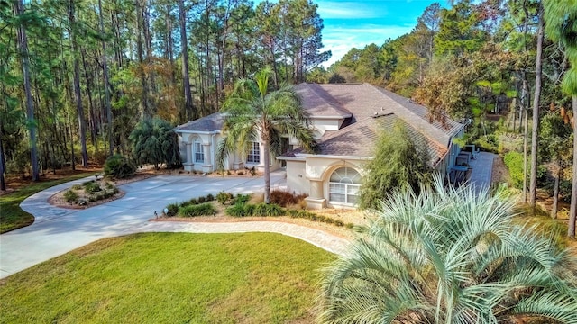 view of front of property featuring a front lawn