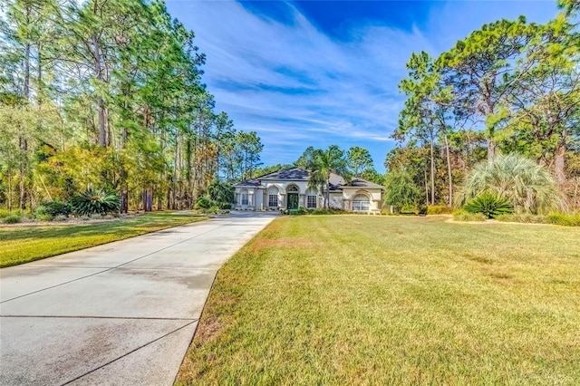 view of front facade featuring a front lawn