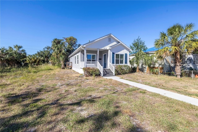 view of front of property featuring a front yard and covered porch