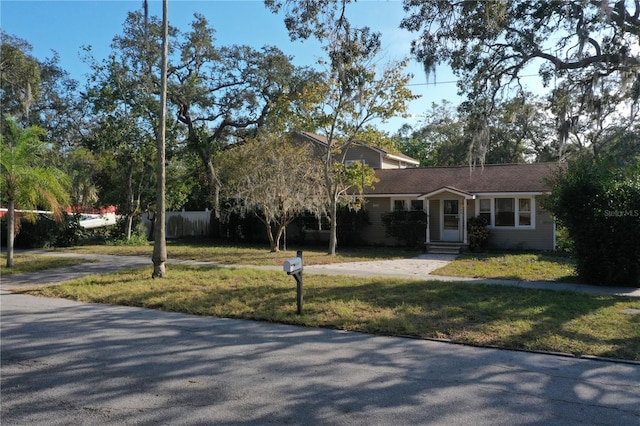 view of front of property featuring a front yard