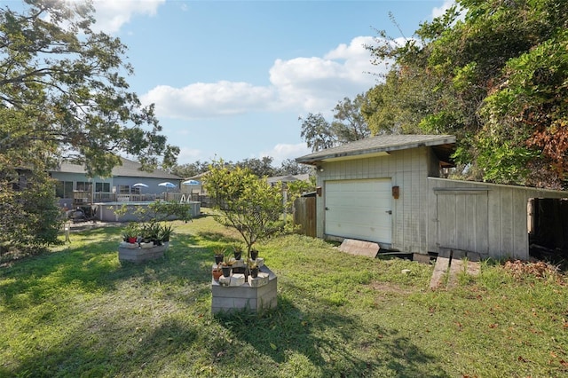 view of yard featuring an outbuilding