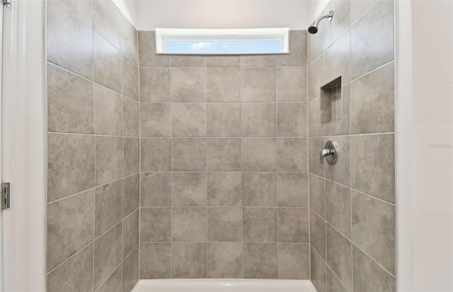 bathroom featuring a tile shower