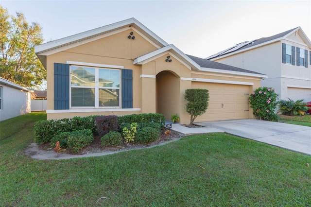 view of front of property featuring a front lawn