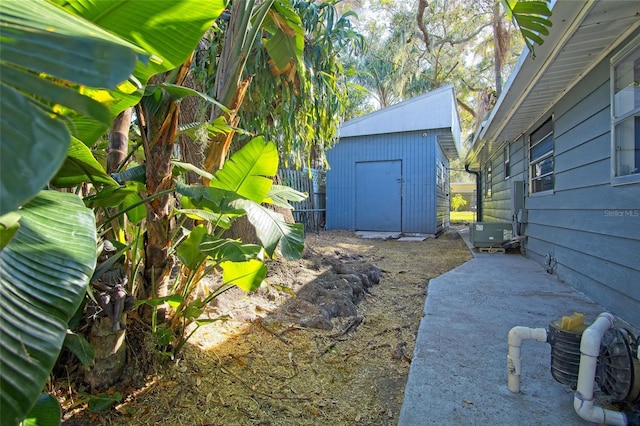 view of yard with a storage unit