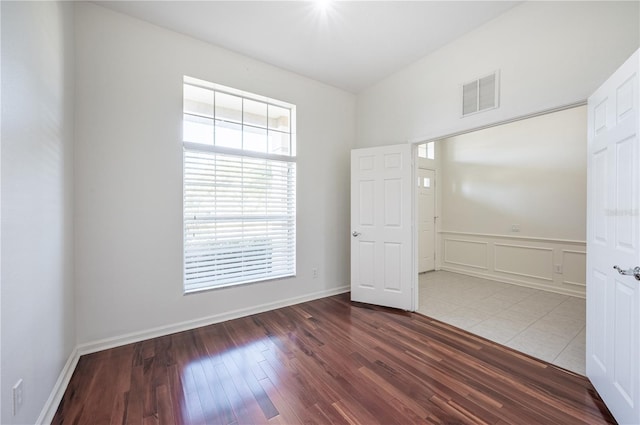 3602 Juneberry Dr, Wesley Chapel, FL 33543 - unfurnished room with wood finished floors, a wainscoted wall, and a decorative wall