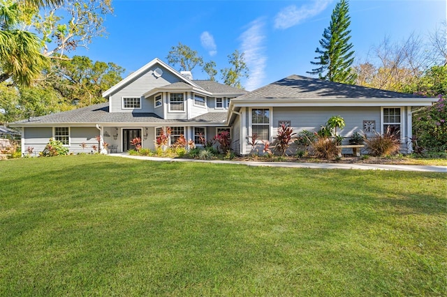 view of front of home featuring a front yard