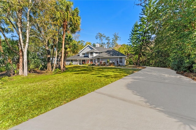 view of front of property featuring a front yard