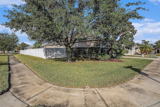 view of front of home featuring a front yard