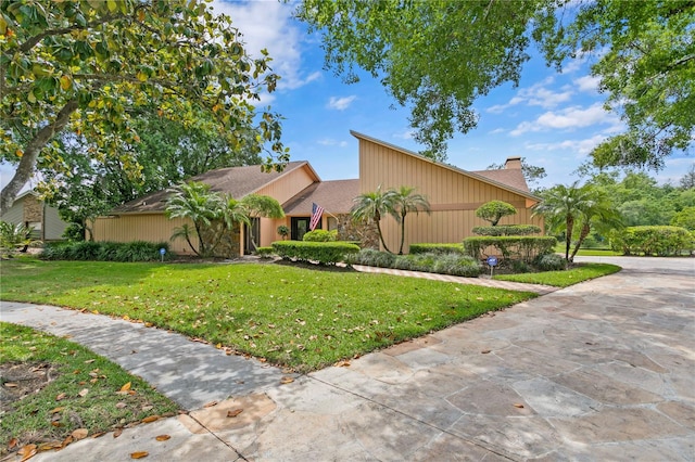 view of front of home featuring a front yard