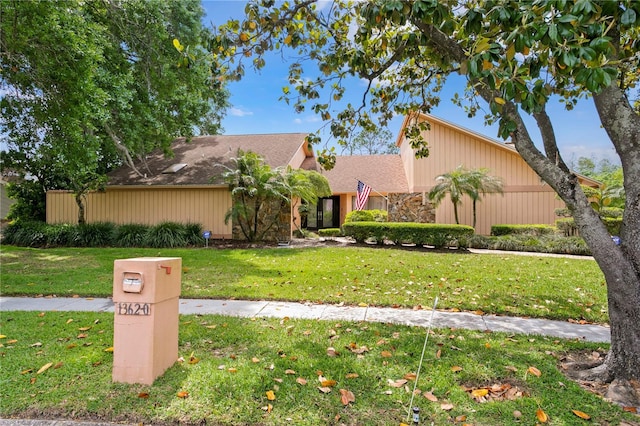 view of front of home featuring a front yard